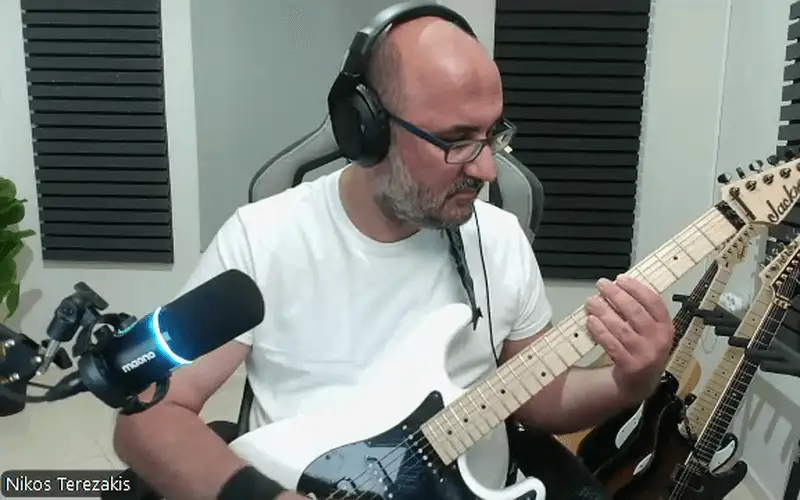 Ο Νίκος Τερεζάκης παίζει ηλεκτρική κιθάρα σε ζωντανό μάθημα μέσω Zoom